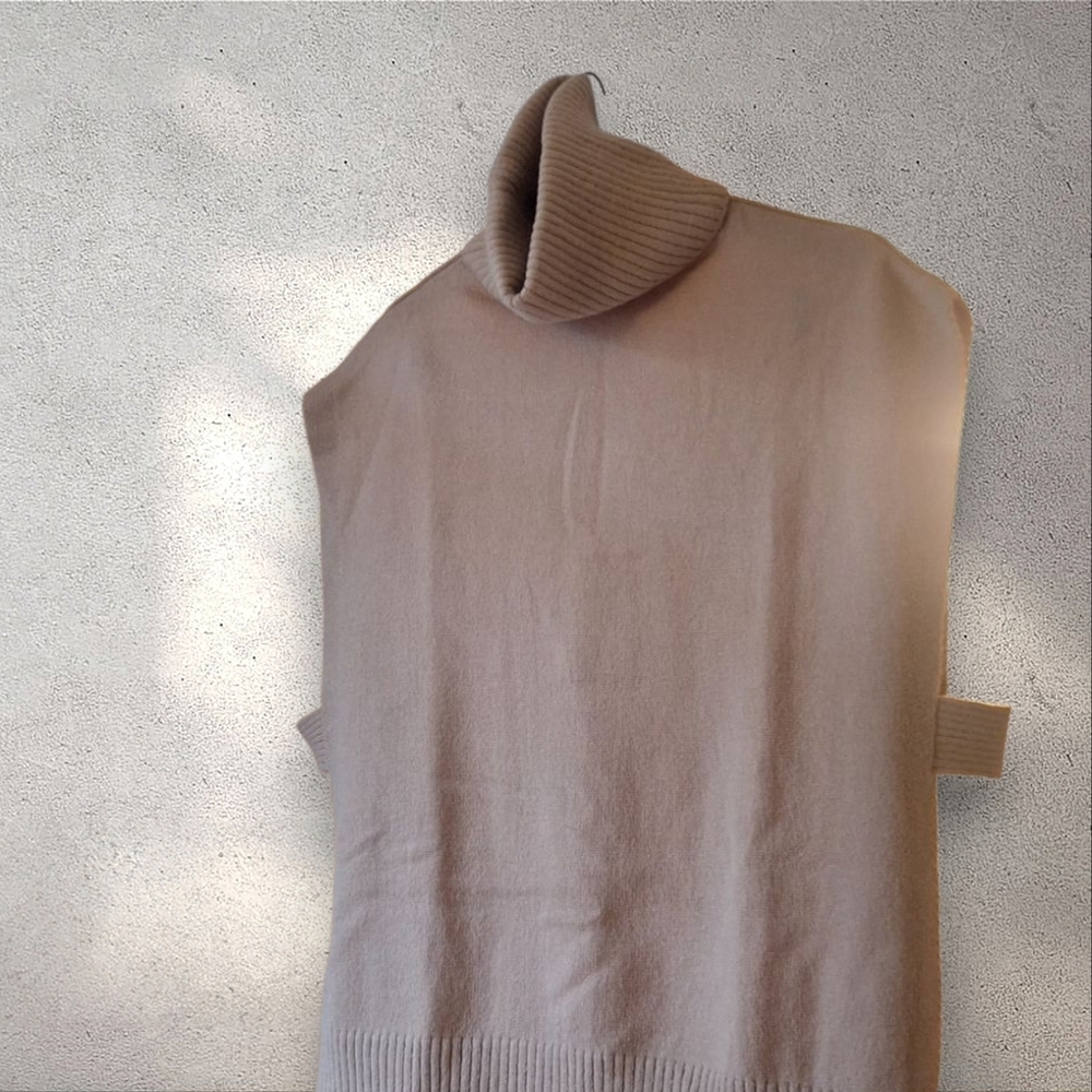 Summrr & Rose Cozy Tan Turtleneck Sweater Vest M/L Never WORN